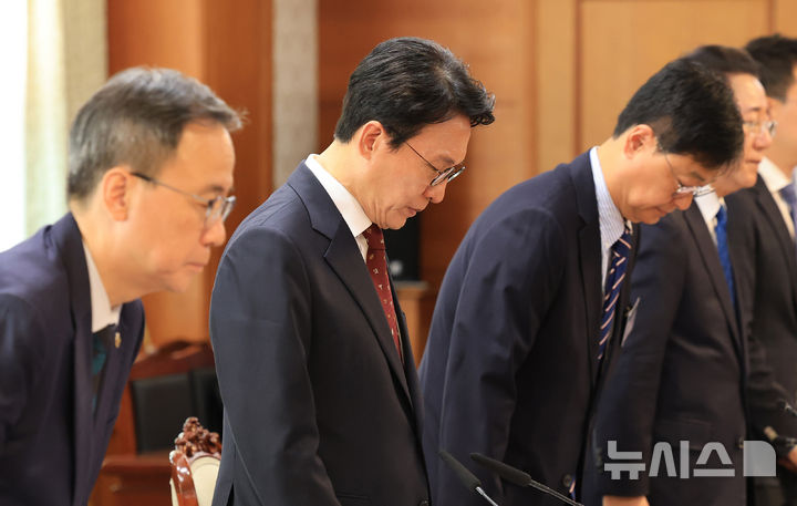 [서울=뉴시스] 추상철 기자 = 김민석 국무총리가 12일 오후 서울 종로구 정부서울청사에서 열린 12·29 여객기참사 피해자 지원·희생자 추모위 위촉식 및 위원회에서 묵념하고 있다. 2025.11.12. (공동취재) 2025.11.12. photo@newsis.com