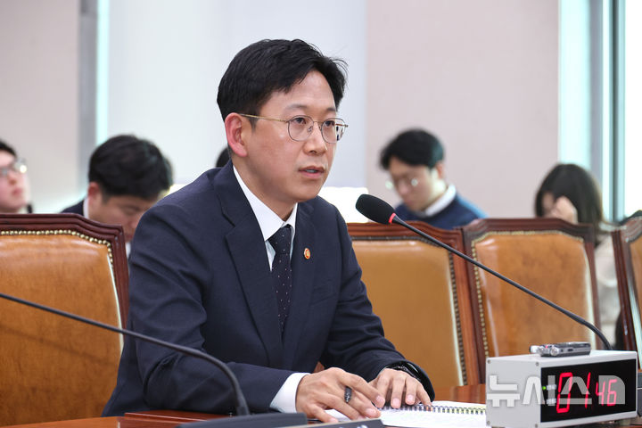 [서울=뉴시스] 김금보 기자 = 배경훈 과학기술정보통신부 장관이 12일 오후 서울 여의도 국회에서 열린 법제사법위원회 전체회의에서 의원질의에 답변을 하고 있다. 2025.11.12. kgb@newsis.com