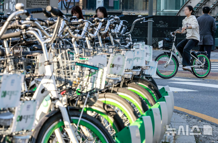 [서울=뉴시스] 정병혁 기자 = 12일 서울시내에서 한 시민이 따릉이를 이용하고 있다 .2025.11.12. jhope@newsis.com