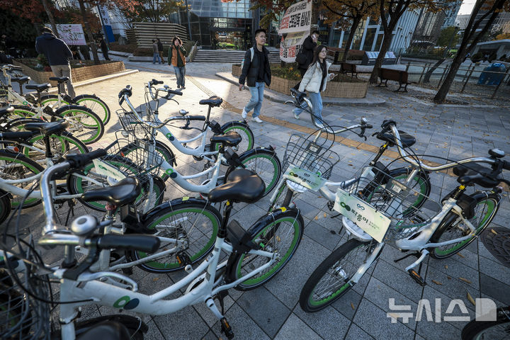 [서울=뉴시스] 정병혁 기자 = 서울시내 따릉이 대여소에 자전거가 세워져있다.. 2025.11.12. jhope@newsis.com