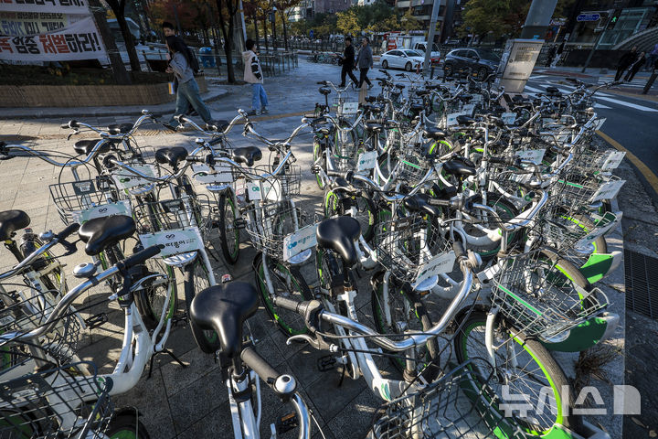 [서울=뉴시스] 정병혁 기자 = 12일 서울시내 따릉이 대여소에 자전거가 세워져있다.서울시 공공 자전거 따릉이를 타는 외국인 이용자가 급증했다. 이에 따라 시는 최장 이용 시간을 2시간에서 3시간으로 늘린다. 서울시에 따르면 K-컬처 열풍 등으로 서울을 찾는 외국인 관광객이 늘면서 따릉이 이용 외국인이 함께 증가하는 추세다. 지난 9월까지 외국인 따릉이 이용 건수는 2019년 동 기간 이용 실적 대비 2.5배 증가했다.2025.11.12. jhope@newsis.com