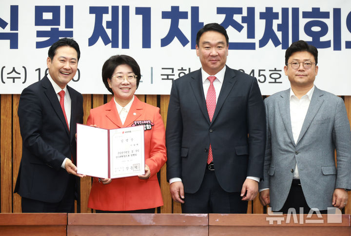 [서울=뉴시스] 고승민 기자 = 장동혁 국민의힘 대표가 12일 서울 여의도 국회에서 열린 중앙연수원-중앙연수위원회 임명장 수여식 및 제1차 전체회의에서 이달희 의원에게 위원장 임명장을 수여하고 있다. 2025.11.12. kkssmm99@newsis.com