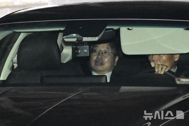 [서울=뉴시스] 배훈식 기자 = 대장동 사건 항소 포기 여파로 사의를 표명한 노만석 검찰총장 직무대행이 12일 서울 서초구 대검찰청에서 퇴근하고 있다. (공동취재) 2025.11.12. photo@newsis.com