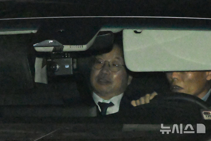 [서울=뉴시스] 배훈식 기자 = 대장동 사건 항소 포기 여파로 사의를 표명한 노만석 검찰총장 직무대행이 12일 서울 서초구 대검찰청에서 퇴근하고 있다. (공동취재) 2025.11.12. photo@newsis.com