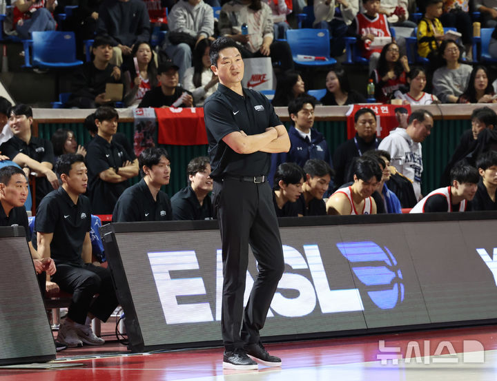 [서울=뉴시스] 배훈식 기자 = 지난 12일 오후 서울 송파구 잠실학생체육관에서 열린 2025-2026 동아시아슈퍼리그(EASL) 서울 SK와 홍콩 이스턴의 경기, 2쿼터 SK 전희철 감독이 코트를 바라보고 있다. 2025.11.12. dahora83@newsis.com