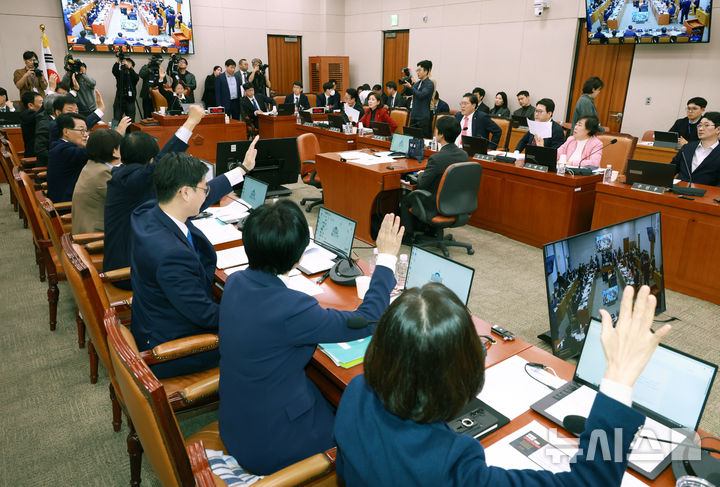 [서울=뉴시스] 고승민 기자 = 추미애 법사위원장 등 여당 법사위원들이 12일 서울 여의도 국회에서 열린 법제사법위원회 전체회의에서 내년도 예산안 의결에 거수투표로 찬성의사를 표하고 있다. 2025.11.12. kkssmm99@newsis.com