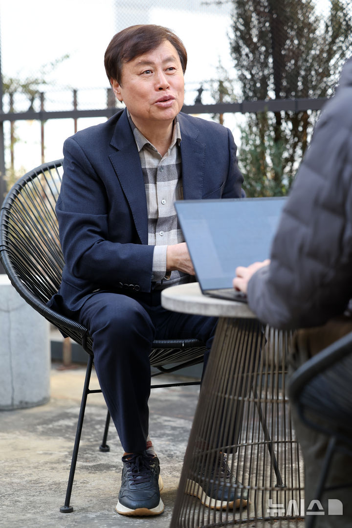 [서울=뉴시스] 박진희 기자 = 도종환 시인이 지난 12일 서울 중구 한 카페에서 인터뷰를 하고 있다. 시인은 최근 시집 '고요로 가야겠다'를 출간했다. 2025.11.15. pak7130@newsis.com