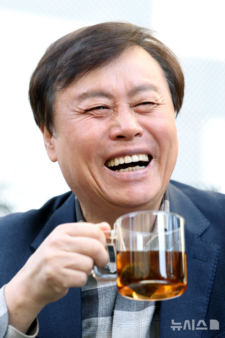 [서울=뉴시스] 박진희 기자 = 도종환 시인이 지난 12일 서울 중구 한 카페에서 인터뷰를 하고 있다. 시인은 최근 시집 '고요로 가야겠다'를 출간했다. 2025.11.15. pak7130@newsis.com