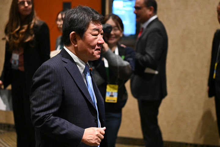 [나이아가라=AP/뉴시스]모테기 도시미쓰(茂木敏充) 일본 외무상은 '목을 베겠다'는 등 일본 총리를 겨냥해 폭언을 한 중국 총영사와 "계속 적절한 대응을 중국 측이 취하도록 강력히 요구하고 있다"고 밝혔다. 사진은 12일(현지 시간) 캐나다 나이아가라에서 열린 주요 7개국(G7) 외교장관 회의에서 모테기 외무상이 우크라이나 및 국방 협력에 관한 세션에 참석하기 위해 걸어가고 있는 모습. 2025.11.13.