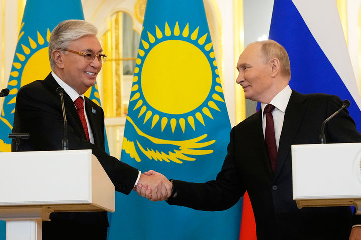 [모스크바=AP/뉴시스] 블라디미르 푸틴(오른쪽) 러시아 대통령과 카심-조마르트 토카예프 카자흐스탄 대통령이 11월12일 러시아 모스크바 크렘린궁에서 기자회견 중 악수하고 있다. 러시아와 카자흐스탄은 양국 관계를 포괄적·전략적 동반관계 수준으로 격상하고 미국과 서방의 제재 속에서도 에너지 분야 협력을 강화하기로 했다. 2025.11.20.