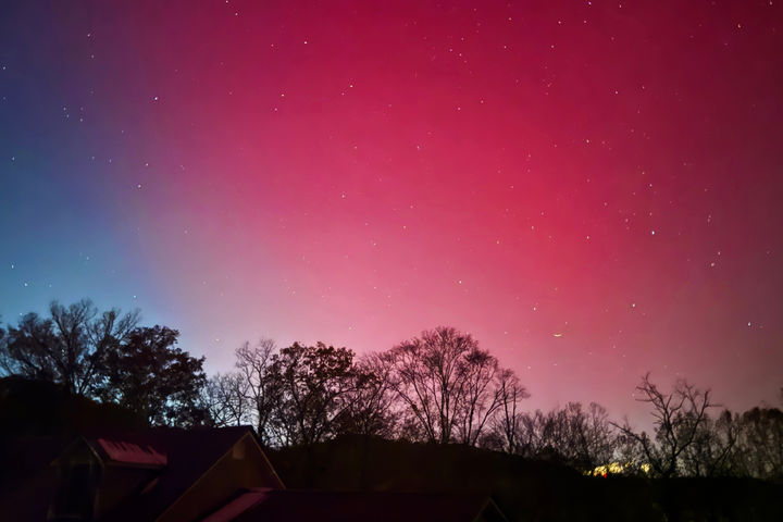 [크로스레인스=AP/뉴시스] 12일(현지 시간) 미 웨스트버지니아주 크로스레인스의 밤하늘에 북극광(오로라)이 환히 빛나고 있다. 2025.11.13.