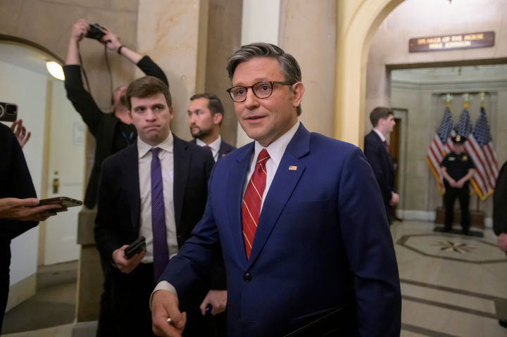 [워싱턴=AP/뉴시스] 마이크 존슨 미국 하원의장이 지난해 11월 12일(현지 시간) 워싱턴 국회의사당에서 취재진 질문에 답하고 있다. 2026.01.19.