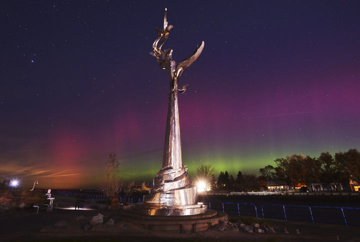 [세인트 조지프=AP/뉴시스] 12일(현지 시간) 미 미시간주 세인트 조지프의 실버비치 카운티공원에 있는 리처드 헌트의 조각품 ‘앤드 유, 시스’(And You, Seas) 위로 북극광(오로라)이 관측되고 있다. 2025.11.13.