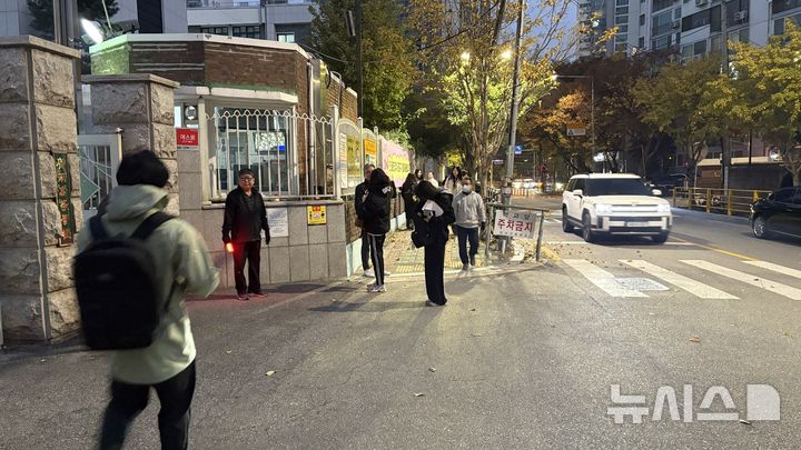 [서울=뉴시스] 2026학년도 대학수학능력시험일인 13일 서울 광진구 광남고등학교 정문에서 수험생들의 모습이 보이고 있다. (사진=남우현 인턴기자) photo@newsis.com