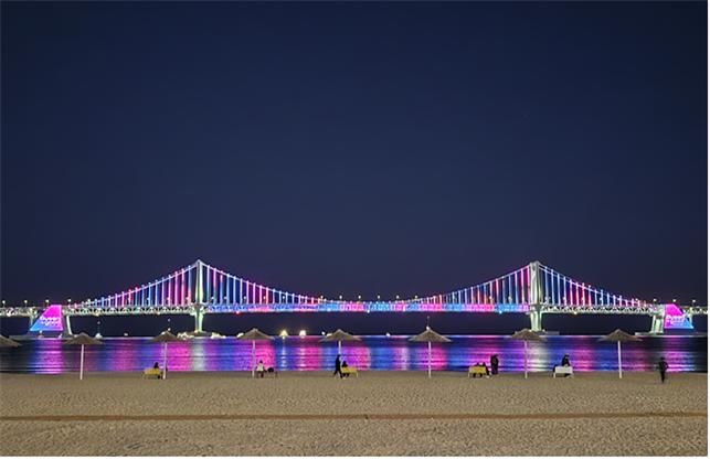 [부산=뉴시스] 12년 만에 새 단장한 부산의 상징물 광안대교. 오는 15일 열리는 제20회 부산불꽃축제가 한 층 더 화려할 전망이다.(사진=부산시 제공) 2025.11.13. photo@newsis.com *재판매 및 DB 금지