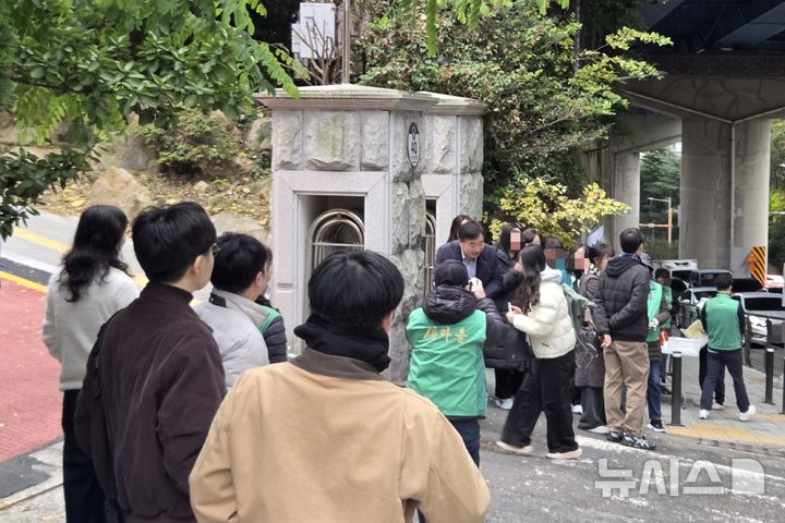 [부산=뉴시스] 김민지 기자 = 13일 오전 2026학년도 대학수학능력시험 고사장인 부산 부산진구 경원고등학교 앞에서 부산진구청장과 교사들, 새마을회 회원들이 수험생을 기다리면서 동시에 응원을 전하고 있다. 2025.11.13. mingya@newsis.com