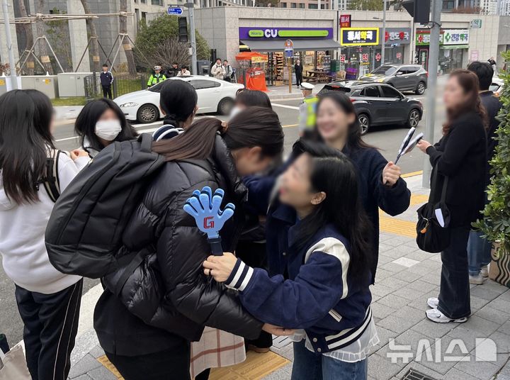 [부산=뉴시스] 이아름 기자 = 13일 오전 2026학년도 대학수학능력시험 고사장인 부산 부산진구 부산진여자고등학교 앞에서 응원을 나온 교사들이 수험생과 포옹하고 있다. 2025.11.13. aha@newsis.com 