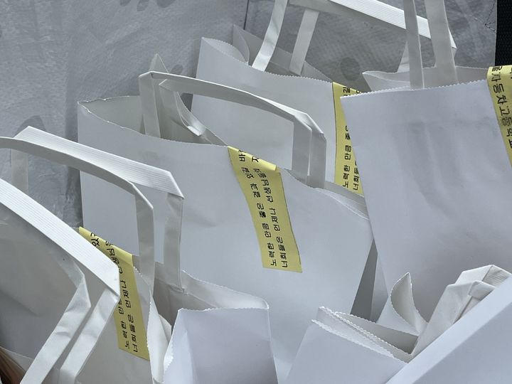 [서울=뉴시스] 임다영 인턴기자 = 2026학년도 대학수학능력시험(수능)이 치러진 13일 오전, 서울 종로구 경복고 앞에 쌓인 간식꾸러미. 2025.11.13. photo@newsis.com *재판매 및 DB 금지