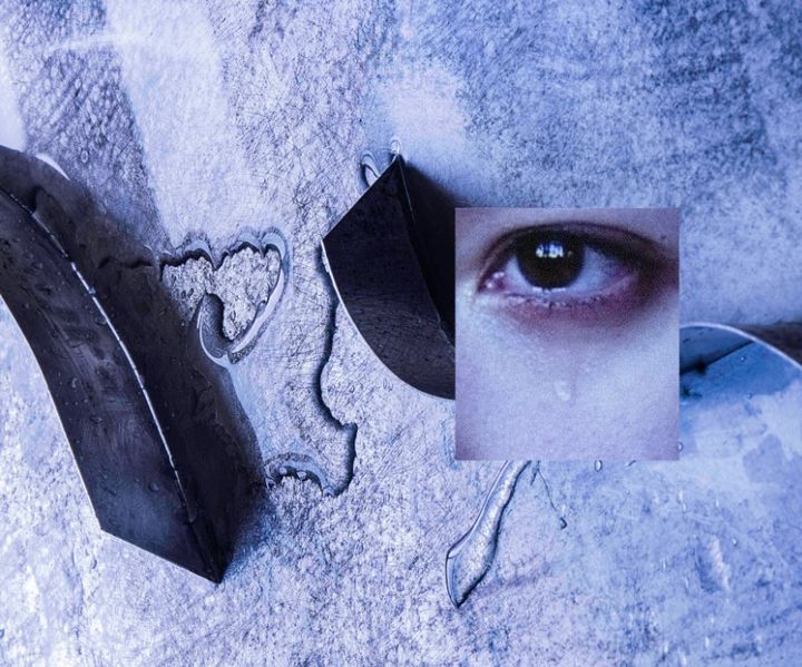 카야 클라라 주, 대체의 시대(자몽), 2025, 천연 고무액, 실크 끈, 탄산칼슘 가루, 스테인리스 스틸, 산업용 황동 연결구, 모니터, 가변 크기. *재판매 및 DB 금지