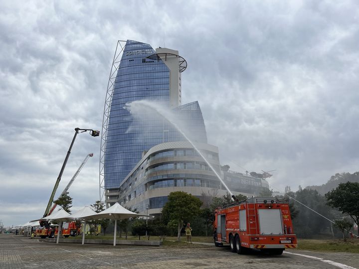 [세종=뉴시스] 특수소방차량 및 소방헬기가 호텔 화재진압을 위해 일제히 방수 중 이다. (사진=소방청). *재판매 및 DB 금지