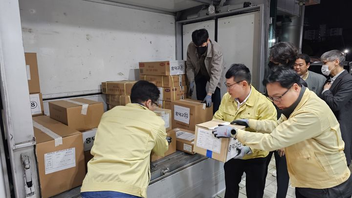 청주교육지원청 교직원들이 13일 오전 보안 장소에서 2026학년도 수능 문답지를 각 학교로 이송하고 있다.2025.11.13.kipoi@newsis.com *재판매 및 DB 금지