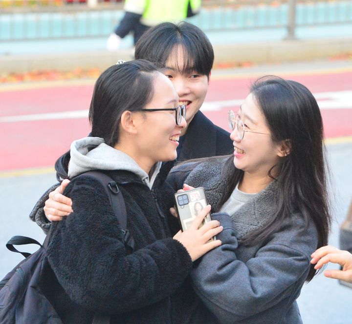 13일 충북 청주 일신여고 정문에서 한 교사(오른쪽)가 수험생을 안아주며 격려하고 있다.kipoi@newsis.com *재판매 및 DB 금지