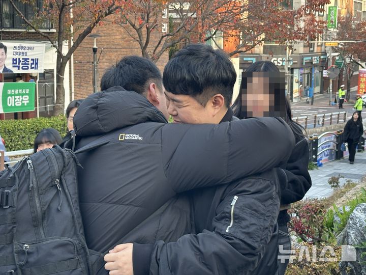 [대전=뉴시스] 김도현 기자 = 2026학년도 대학수학능력시험이 치러지는 13일 오전 대전 대덕구 중리동 동대전고등학교 앞에서 선생님이 수능을 치르는 제자를 안아주고 있다. 2025.11.13. kdh1917@newsis.com