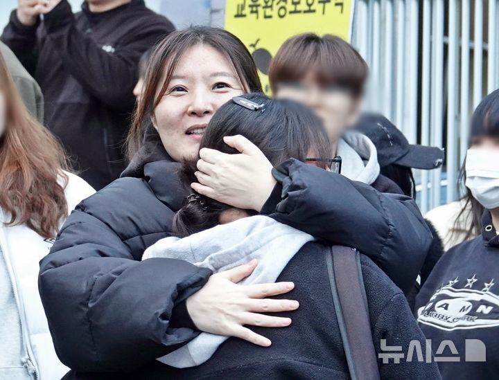 [제주=뉴시스] 오영재 기자 = 2026학년도 대학수학능력시험일인 13일 오전 제주도교육청95지구 제6시험장인 제주중앙여고에서 교사가 수험생을 안아주고 있다. 2025.11.14. photo@newsis.com