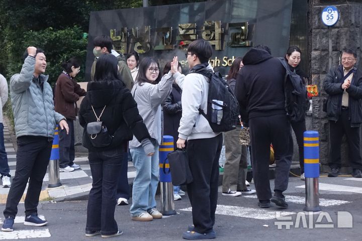 [제주=뉴시스] 양영전 기자=2026학년도 대학수학능력시험일인 13일 오전 제주도교육청 95지구 제1시험장인 남녕고등학교 앞에서 수험생들이 교사와 학부모들의 응원을 받으며 시험실로 향하고 있다. 2025.11.13. 0jeoni@newsis.com 