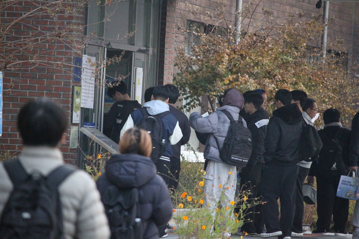 [천안=뉴시스] 최영민 기자 = 13일 대학수학능력시험이 치러진 천안중앙고등학교에서 수험생들이 각자 입실할 시험장 안내문을 읽고 있다. 2025.11.13. ymchoi@newsis.com *재판매 및 DB 금지