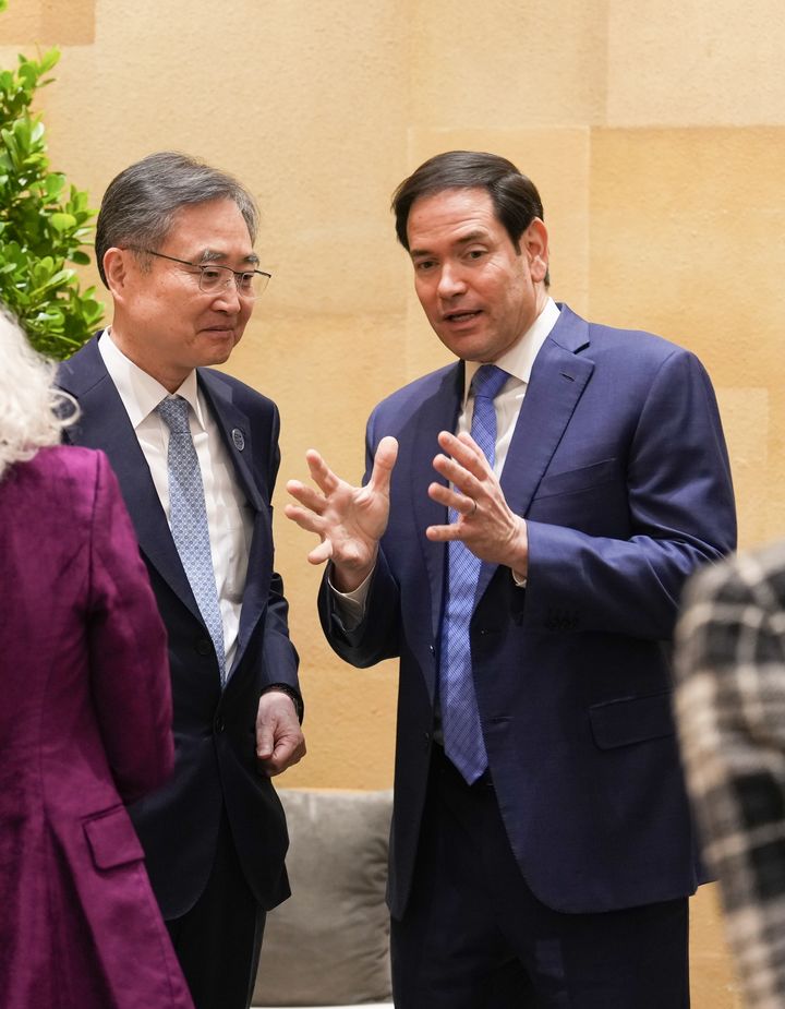 [서울=뉴시스]조현 외교부 장관이 캐나다에서 열린 G7 외교장관 회의 계기에 마코 루비오 미국 국무부 장관과 조우했다. (사진 외교부 제공) *재판매 및 DB 금지