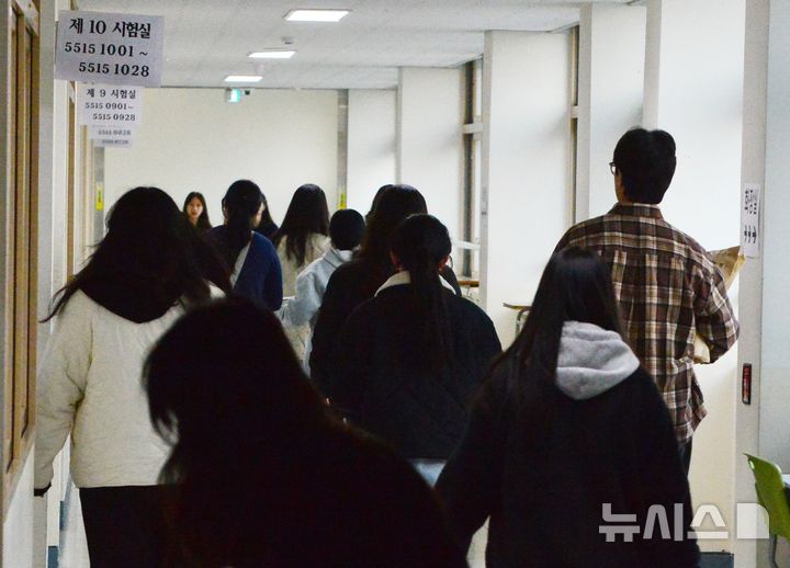 [청주=뉴시스] 서주영 기자 = 지난 13일 충북 청주시 상당구 일신여자고등학교 내 복도에서 수능 감독관과 수험생들이 입실하는 모습 2025.11.13. juyeong@newsis.com