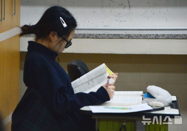 [청주=뉴시스] 서주영 기자 = 2026학년도 대학수학능력시험일인 13일 충북 청주시 상당구 일신여자고등학교의 시험실에서 한 수험생이 공부를 하고 있다. 2025.11.13. juyeong@newsis.com