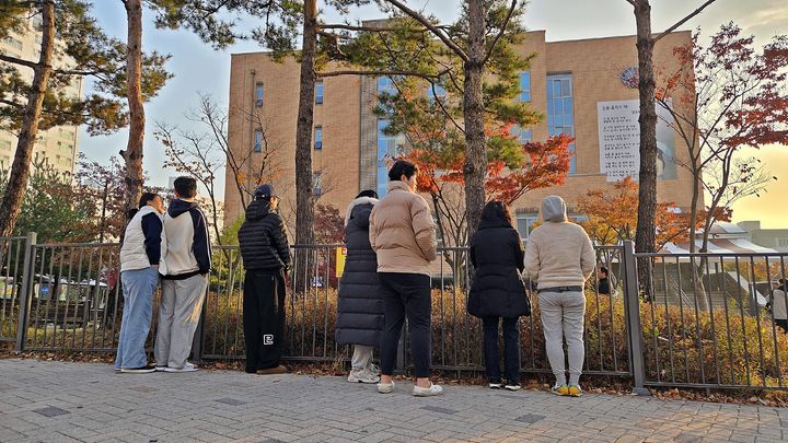 [세종=뉴시스] 송승화 기자 = 세종시 새롬동 새롬고등학교 앞 수능 시험장. 학부모들이 자녀가 이미 들어간 시험장을 하염 없이 바라보고 있다 . 2025.11.13. ssong1007@newsis.com *재판매 및 DB 금지