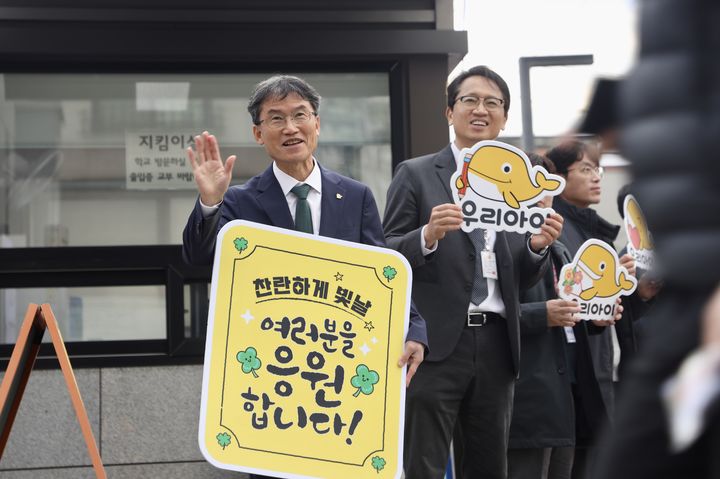 [울산=뉴시스] 구미현 기자 = 2026학년도 대학수학능력시험일인 13일 울산여자고등학교 앞에서 천창수 울산교육감이 수험생을 격려하고 있다. (사진=울산시교육청 제공) 2025.11.13. photo@newsis.com *재판매 및 DB 금지