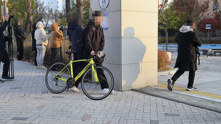 [세종=뉴시스] 송승화 기자 = 세종시 새롬동 새롬고등학교 앞 수능 시험장. 수험생이 자전거를 이용 도착해 시험장으로 들어 가고 있다. 2025.11.13. ssong1007@newsis.com *재판매 및 DB 금지