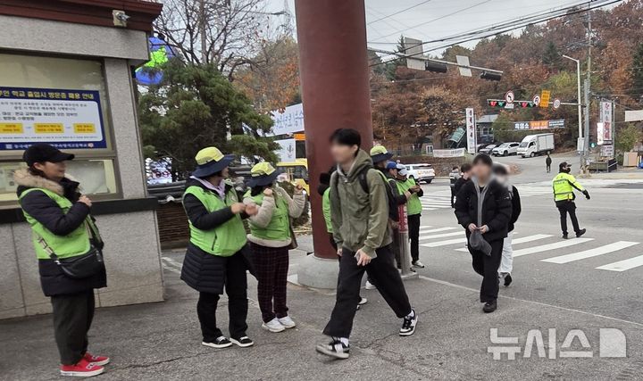 [의정부=뉴시스] 송주현 기자 = 2026학년도 대학수학능력시험일인 13일 오전 경기 의정부 동국대학교사범대학 부속 영석고등학교에 설치된 '경기도교육청 제32지구 제8시험장'으로 수험생들이 들어가고 있다. 2025.11.13 atia@newsis.com 