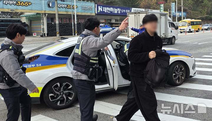 [의정부=뉴시스] 송주현 기자 = 2026학년도 대학수학능력시험일인 13일 오전 경기 의정부 동국대학교사범대학 부속 영석고등학교에 설치된 '경기도교육청 제32지구 제8시험장'으로 수험생들이 들어가고 있다. 2025.11.13 atia@newsis.com 