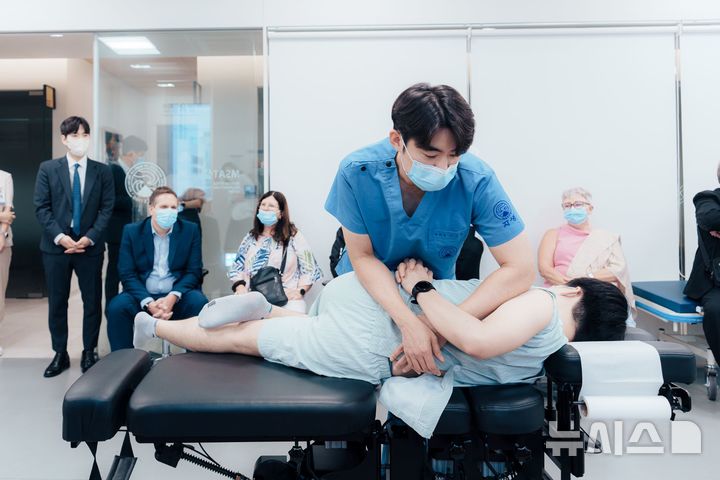 [서울=뉴시스] 자생한방병원 의료진이 추나요법을 시연하고 있다. (사진= 자생한방병원 제공) 