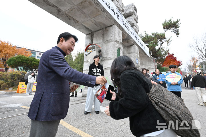 [의정부=뉴시스] 김동근 경기 의정부시장이 2026학년도 대학수학능력시험일인 13일 오전 의정부시 효자고등학교에 설치된 시험장을 찾아 입실하는 수험생들을 응원하고 있다. (사진=의정부시 제공) 2025.11.13. photo@newsis.com  