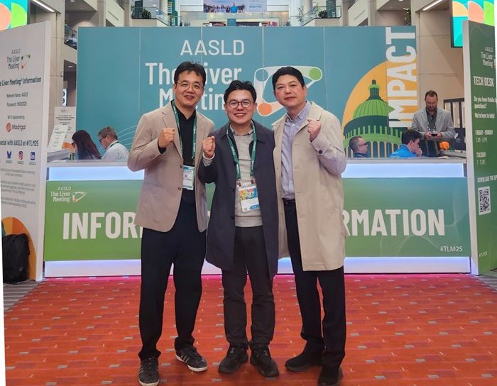 [서울=뉴시스] 왼쪽부터 파로스 경영지원부 이대승 이사, 김정호 대표, 기업부설연구소 박종길 소장이 AASLD 발표 후 기념사진 촬영을 하고 있다. (사진=파로스 제공) 2025.11.13. photo@newsis.com *재판매 및 DB 금지