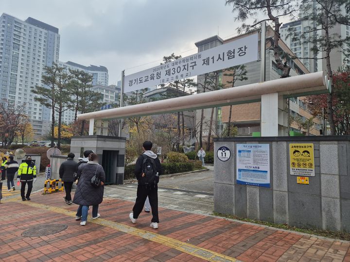 [수원=뉴시스] 이병희 기자 = 2026학년도 대학수학능력시험일인 13일 오전 수원시 영통구 광교고등학교(경기도교육청 제30지구 제1시험장) 앞에서 수험생들이 고사장으로 입실하고 있다. 2025.11.13. iambh@newsis.com *재판매 및 DB 금지