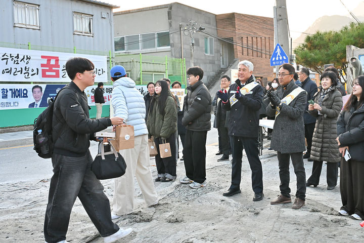 13일 2026학년도 대학수학능력시험일을 맞아 최승준 정선군수가 오전 7시 30분부터 정선중·고등학교 정문에서 수험생과 학부모들을 격려하고 있다.(사진=정선군 제공) *재판매 및 DB 금지