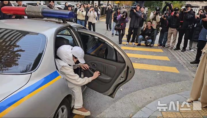 [서울=뉴시스]유재선 인턴기자=13일 오전 8시5분께 서울 영등포구 여의도여자고등학교에 경찰차를 타고 학교에 도착한 학생이 입구를 찾아 허둥지둥대며 교문을 통과했다. 2025.11.13 photo@newsis.com