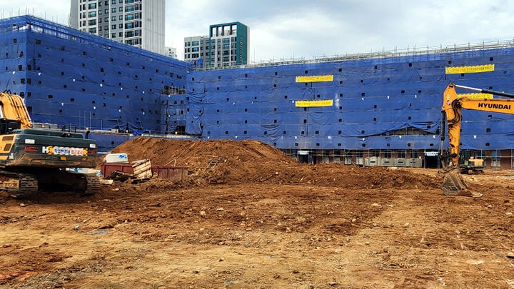 [무안=뉴시스] 건설사의 공사대금 미지급 등으로 공사가 중단된 전남 무안군 사랑초등학교. photo@newsis.com *재판매 및 DB 금지