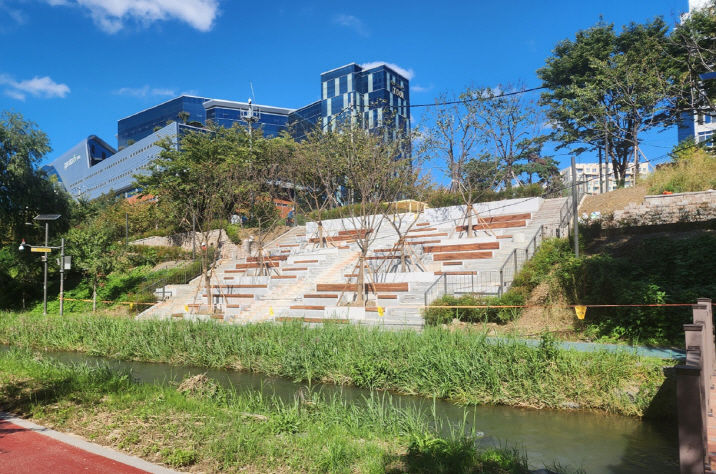 [서울=뉴시스] 장지천 수변활력거점 조성 사진. 2025.11.13. (사진=서울시 제공) *재판매 및 DB 금지