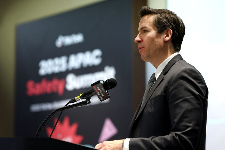 [서울=뉴시스] 틱톡이 지난 12일 서울 코엑스에서 '2025 아시아태평양 온라인 안전 서밋'을 열었다고 13일 밝혔다. 발리언트 리치 틱톡 신뢰와안전팀 글로벌 파트너십 총괄이 개회사를 전하고 있다. (사진=틱톡 제공) *재판매 및 DB 금지