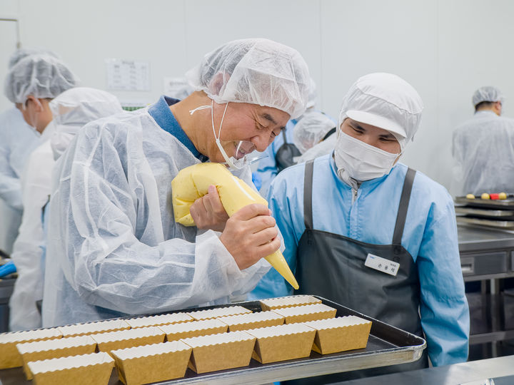 [서울=뉴시스]전영현 대표이사 등 삼성전자 DS부문 경영진들이 11월 10일 경기 용인시 장애인표준사업장 '희망별숲'을 찾아 쿠키 만들기 봉사에 참여했다. (사진=삼성전자 제공) 2025.11.13. photo@newsis.com *재판매 및 DB 금지