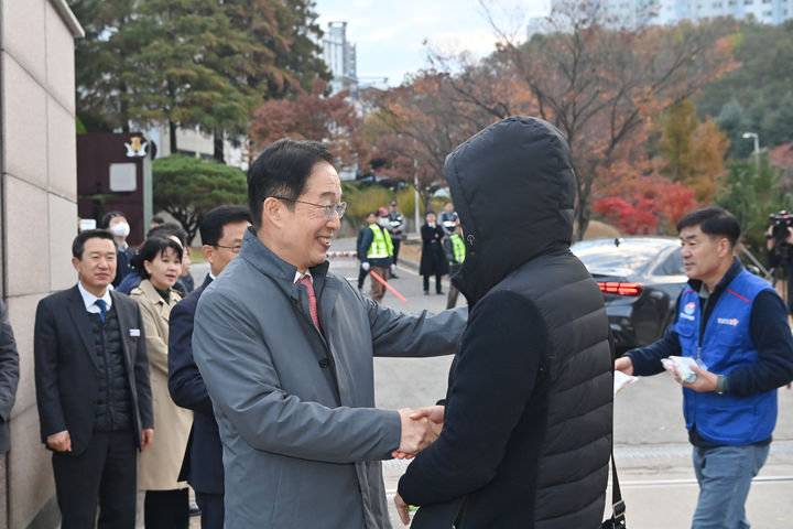 [안동=뉴시스] 임종식 경북교육감이 13일 아침 2026학년도 대학수학능력시험이 치러지는 포항고등학교를 찾아 수험생들을 격려하고 있다. (사진=경북교육청 제공) 2025.11.13. photo@newsis.com *재판매 및 DB 금지