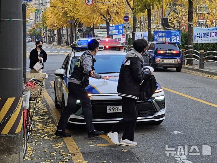 [인천=뉴시스] 이루비 기자 = 2026학년도 대학수학능력시험날인 13일 오전 인천 부평구 부평고등학교 교문 앞에서 한 수험생이 순찰차에서 내린 뒤 급히 시험장으로 향하고 있다. 2025.11.13. ruby@newsis.com